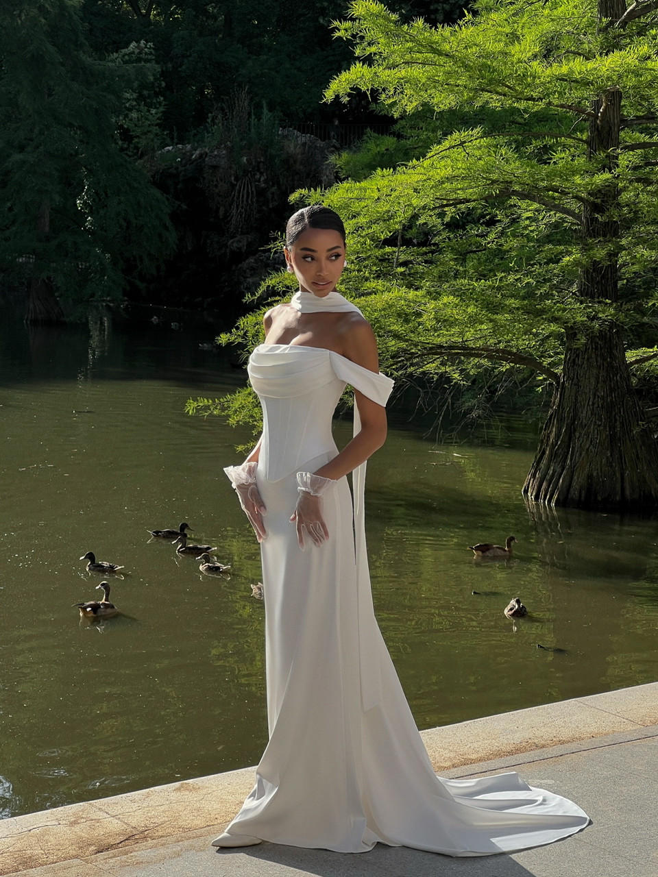 Атласный комплект белого цвета "Soren"