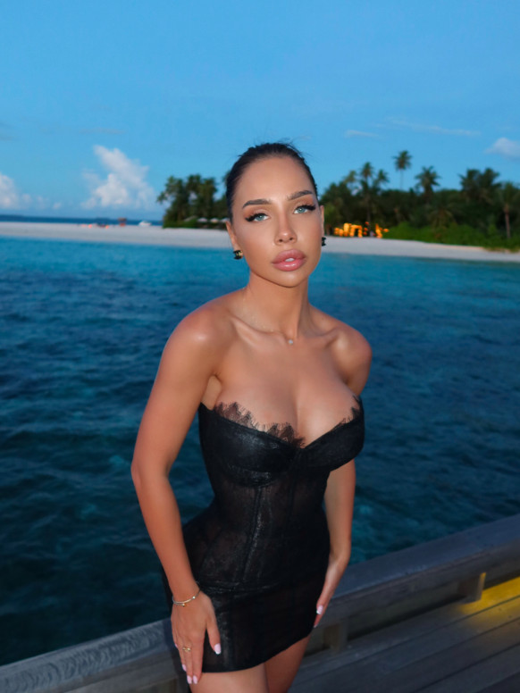 Чёрное кружевное корсетное платье <span>Serene</span>