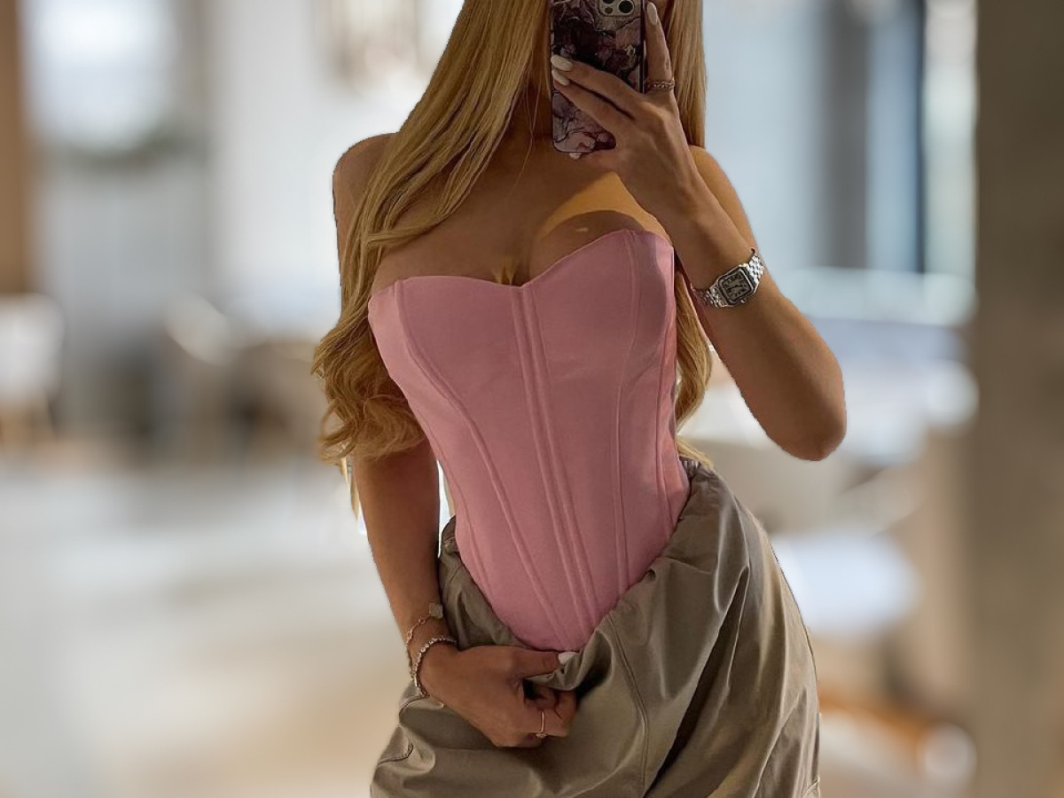 How to wear a corset and with what?