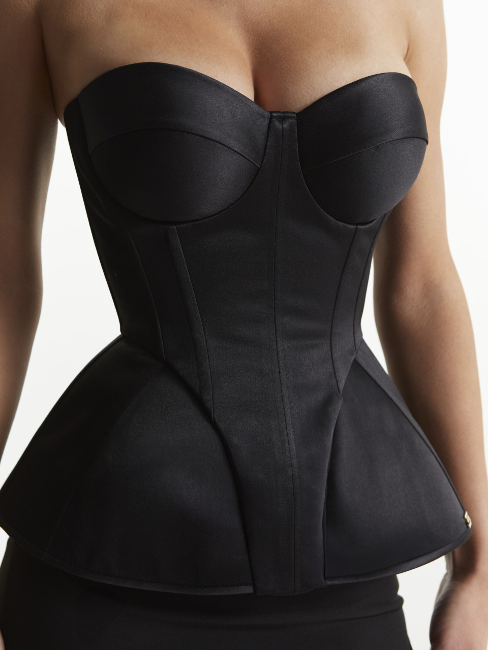 Чёрный атласный корсет <span>ELARA</span>