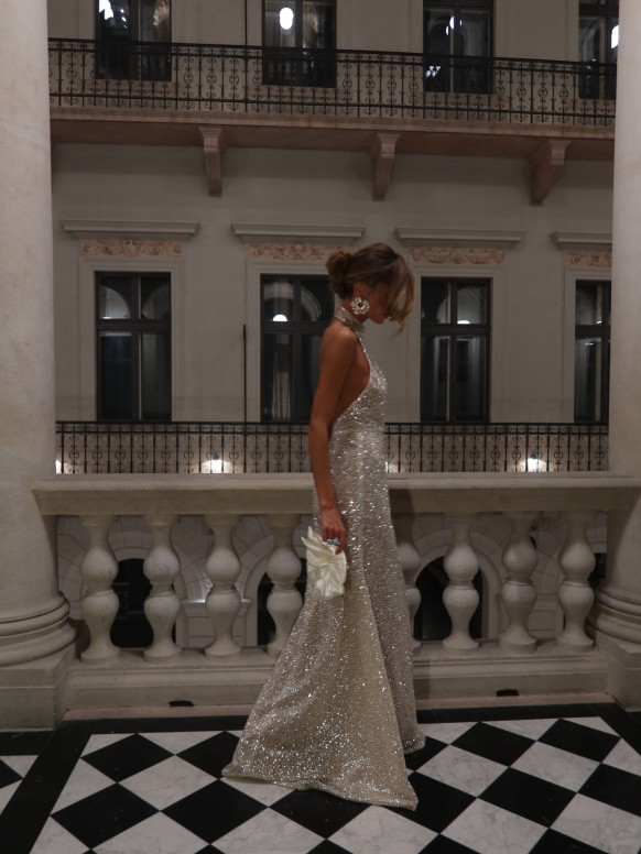 Gouden maxi avondjurk van pailletten, halterhals, glinsterende glitterstof, aansluitend silhouet Nostelle