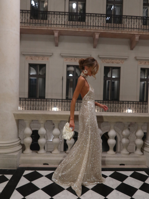 Gouden maxi avondjurk van pailletten, halterhals, glinsterende glitterstof, aansluitend silhouet Nostelle