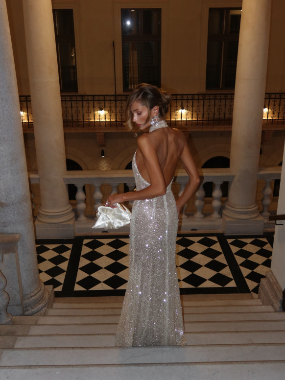 Gouden maxi avondjurk van pailletten, halterhals, glinsterende glitterstof, aansluitend silhouet Nostelle
