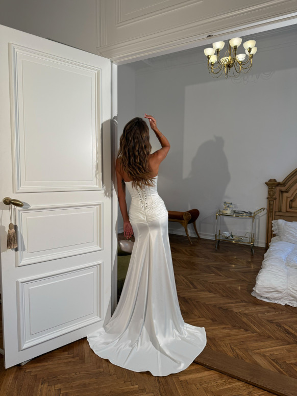 Witte satijnen bruidskorsetjurk, strapless, gedrapeerd lijfje, zeemeerminsilhouet met sleep Eloise